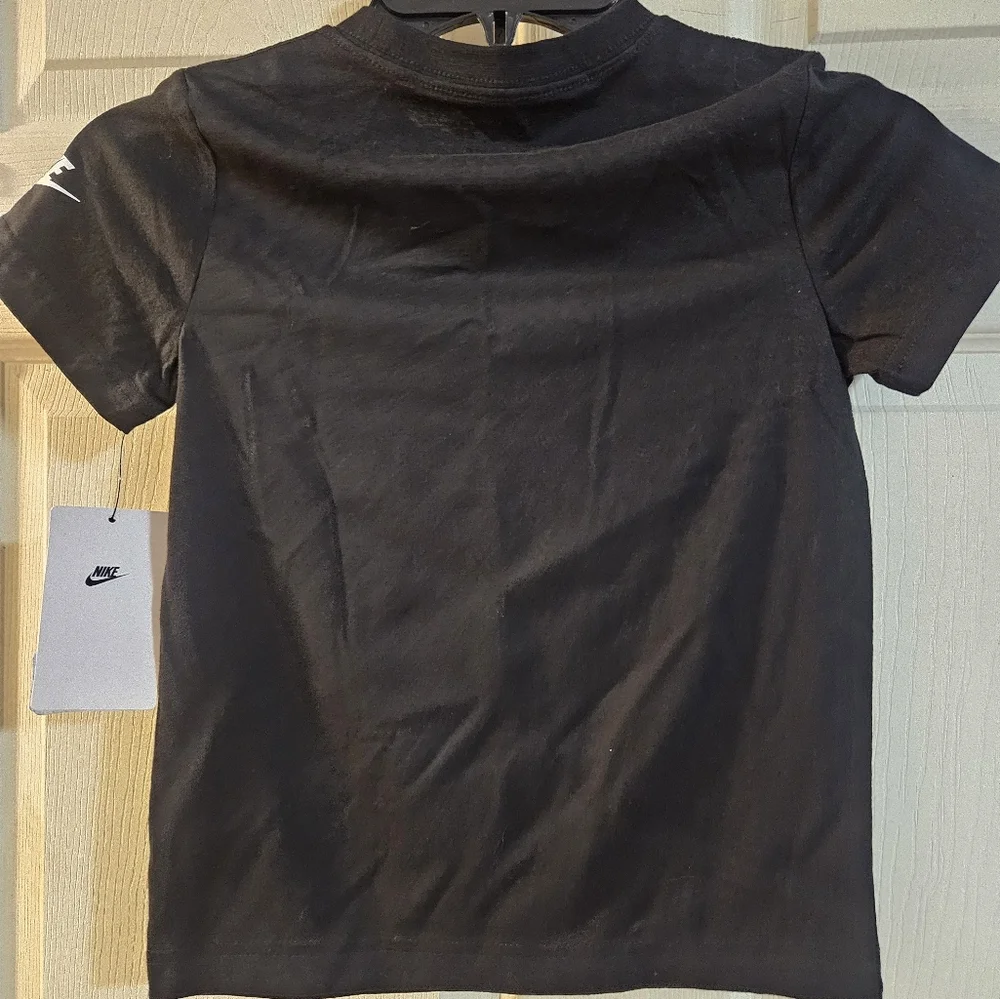 NIKE Kids’ Snow Globe Graphic T-Shirt: BLACK: NEW WITH TAGS: SIZE 6